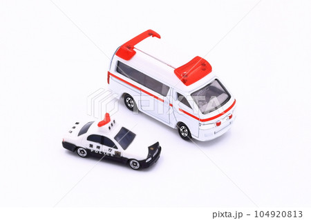 緊急車両のイメージ(救急車・パトカー) 緊急車両のイメージ(救急車・パトカー) 104920813