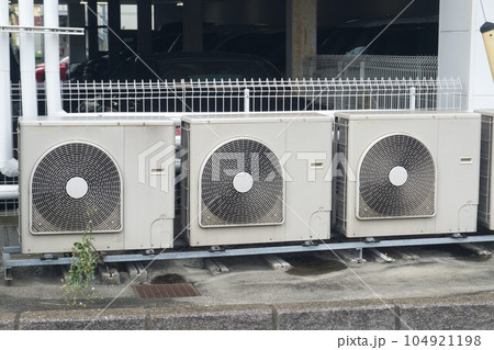 ずらり並ぶ室外機 104921198