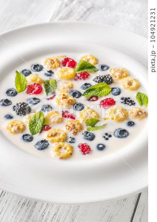 Cereal with milk and berries 104921231
