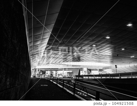 東京 環状3号線と六本木六丁目交差点 モノクロ 東京 環状3号線と六本木六丁目交差点 モノクロ 104921508