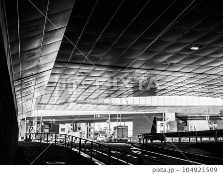 東京 環状3号線と六本木六丁目交差点 モノクロ 東京 環状3号線と六本木六丁目交差点 モノクロ 104921509