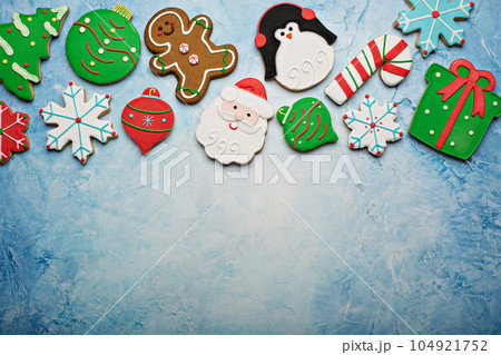 Christmas sugar and gingerbread cookies 104921752