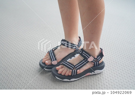 子供用のスポーツサンダル。小学4年生の女の子が着用。 子供用のスポーツサンダル。小学4年生の女の子が着用。 104922069