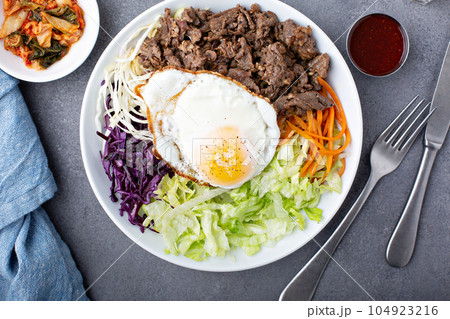 Traditional korean bibimbap 104923216