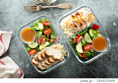 Meal prep containers with grilled chicken 104923404
