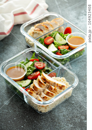Meal prep containers with grilled chicken 104923408