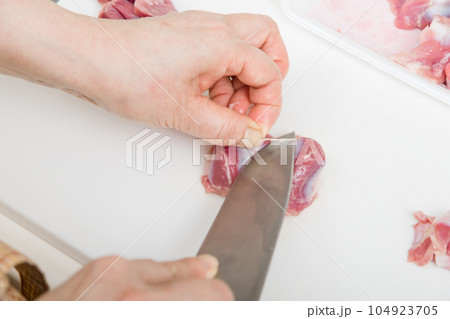 【焼き鳥砂肝の下処理をする主婦 包丁有】 【焼き鳥砂肝の下処理をする主婦 包丁有】 104923705