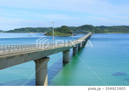 角島大橋～コバルトブルーの海にかかる橋 104923805