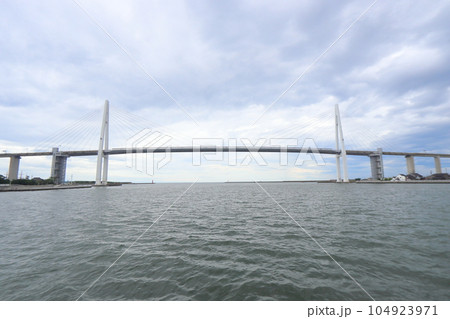 富山新港の新湊大橋 104923971