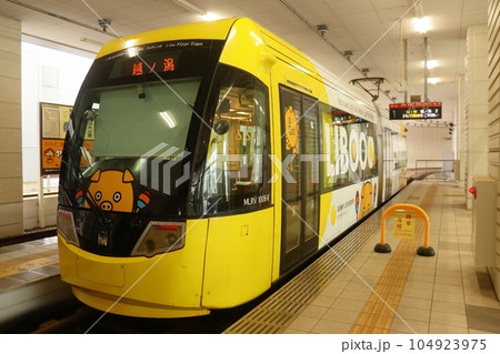 高岡駅の万葉線 越ノ潟駅行 104923975