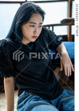 若い女性　クールビューティー 104924010