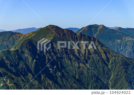 秋の谷川連峰・主脈縦走路の山並み 104924022