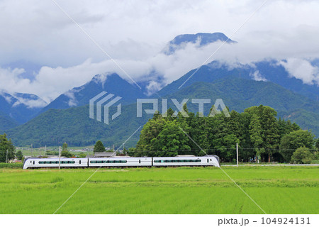 大糸線 梅雨空の安曇野を行く臨時特急あずさ 大糸線 梅雨空の安曇野を行く臨時特急あずさ 104924131