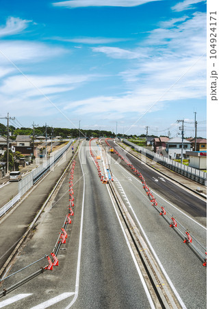 幹線道路の橋梁4車線化工事 埼玉県道27号東松山鴻巣線 2023.07　タテ a-2 フィルム調 104924171