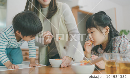 Childcare Childcare 104924382