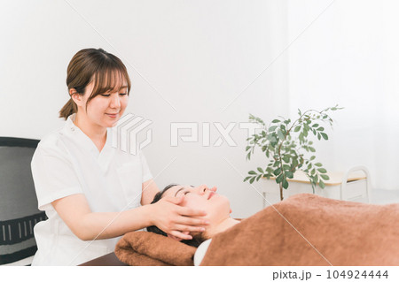 コルギ・骨気マッサージ施術を受ける女性とセラピスト・エステティシャンの女性(顔) コルギ・骨気マッサージ施術を受ける女性とセラピスト・エステティシャンの女性(顔) 104924444