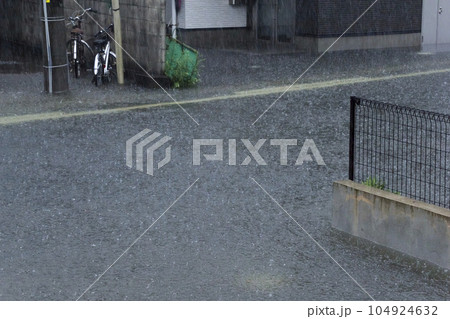大雨により冠水してしまった町の風景 大雨により冠水してしまった町の風景 104924632