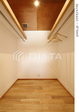 お洒落なウォークインクローゼット 104924746