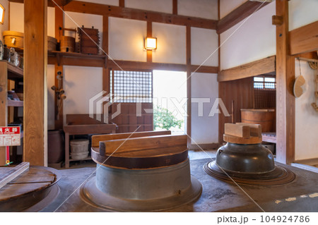 岐阜県海津市の木曽三川公園センター内にある輪中の農家の台所のかまど 104924786