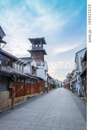 時の鐘 川越蔵造り町並みの風景 かねつき通り 時の鐘 川越蔵造り町並みの風景 かねつき通り 104925019