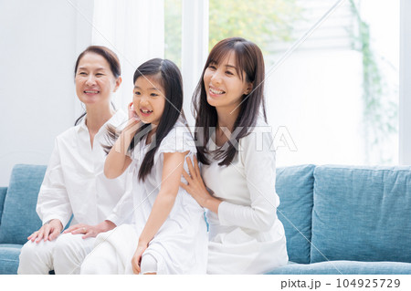 笑顔の家族(女性のみ) 笑顔の家族(女性のみ) 104925729