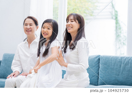 笑顔の家族（女性のみ） 104925730