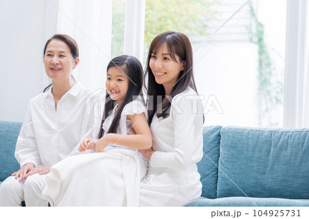笑顔の家族(女性のみ) 笑顔の家族(女性のみ) 104925731