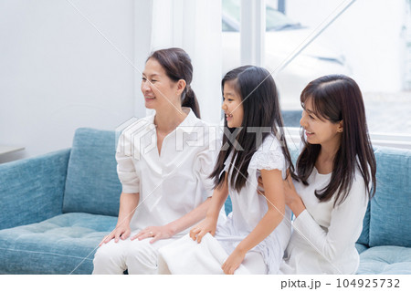 笑顔の家族(女性のみ) 笑顔の家族(女性のみ) 104925732