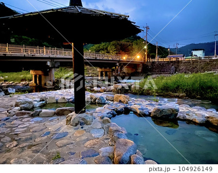 宵闇の奥津温泉、吉井川のほとりの足踏洗濯場　岡山県苫田郡鏡野町 104926149