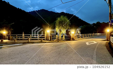 夜の帳が下りた奥津温泉で奥津橋の灯籠が美しく光る風景　岡山県苫田郡鏡野町 104926152