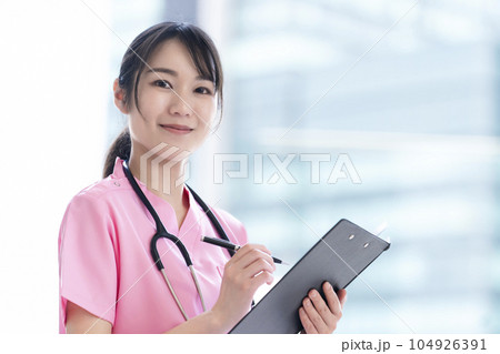 若い女性看護師　若い女性の医療従事者 104926391