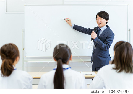 会議室・会社・病院で医者・医療従事者に説明する営業・ビジネスマン(MR・製薬会社) 会議室・会社・病院で医者・医療従事者に説明する営業・ビジネスマン(MR・製薬会社) 104926498