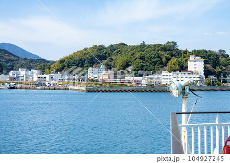 伊勢湾フェリーから見た鳥羽湾と近鉄電車 伊勢湾フェリーから見た鳥羽湾と近鉄電車 104927245