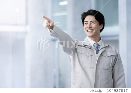 作業服で指差し確認をする笑顔の作業員　未来を目指すorご安全に！クローズアップ 104927817