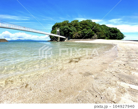 熊本県水俣市　湯の児ビーチと観月橋の光景 104927940