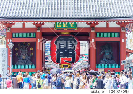 東京都」観光客で混んでる雷門の風景 浅草の写真素材 [104928092] - PIXTA