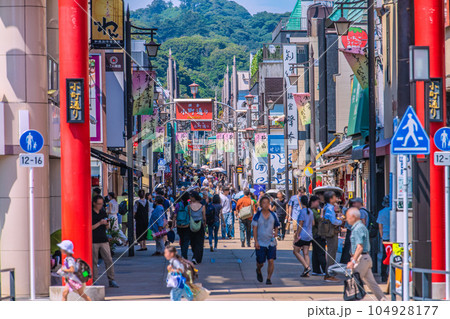 日本の鎌倉都市景観 脱コロナ…賑わう小町通りなどを望む 104928177