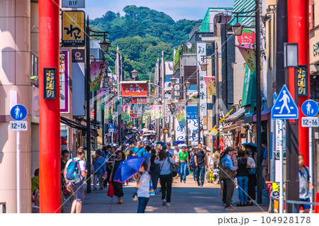 日本の鎌倉都市景観 脱コロナ…賑わう小町通りなどを望む 104928178