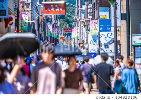 日本の鎌倉都市景観 脱コロナ…賑わう小町通りなどを望む 104928186