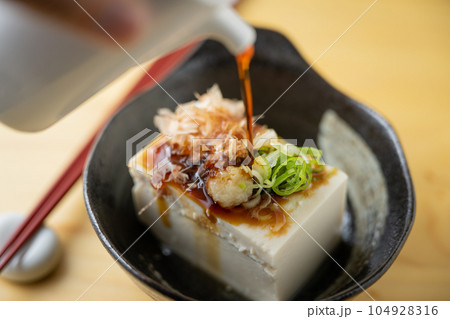 hiyayakko, japanse cold tofu with soy sauce 104928316