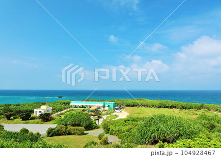 沖縄　宮古島　夏の青空と海（西平安名崎からの風景） 104928467