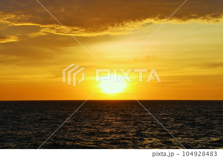 沖縄　宮古島の海と夕暮れ 104928483