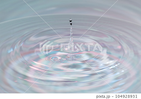 水面に落ちる水滴. 104928931