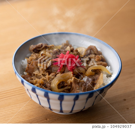 牛丼 レンジでチン！お手軽冷凍牛丼（紅ショウガ、卵のせ）牛どん 丼物 丼ぶり 湯気つき 104929037