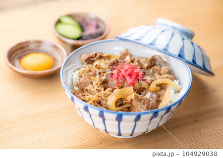 牛丼 レンジでチン！お手軽冷凍牛丼（紅ショウガ、卵のせ）牛どん 丼物 丼ぶり 湯気つき 104929038