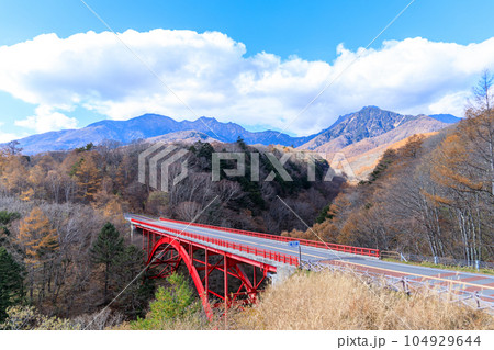 「山梨県」晩秋の紅葉に染まる東沢大橋と八ヶ岳 北杜市 「山梨県」晩秋の紅葉に染まる東沢大橋と八ヶ岳 北杜市 104929644