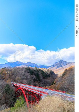「山梨県」晩秋の紅葉に染まる東沢大橋と八ヶ岳　北杜市 104929646