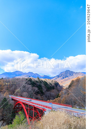 「山梨県」晩秋の紅葉に染まる東沢大橋と八ヶ岳 北杜市 「山梨県」晩秋の紅葉に染まる東沢大橋と八ヶ岳 北杜市 104929647