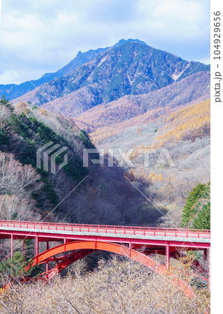 「山梨県」晩秋の紅葉に染まる東沢大橋と八ヶ岳 北杜市 「山梨県」晩秋の紅葉に染まる東沢大橋と八ヶ岳 北杜市 104929656