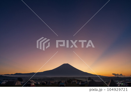 「静岡県」キャンプサイトから望む朝焼けと富士山 104929721